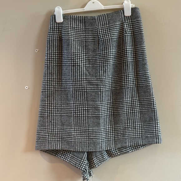 Adorable houndstooth Anthropologie skirt! - Picture 3 of 5